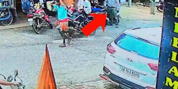 डिक्की में 50 हजार रख झालमुड़ी खाने चला गया शख्स, इतने में चोरों ने साफ कर दिया हाथ; CCTV में कैद हुई वारदात