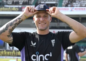 England Cricket में बड़ा बवाल, Nightclub के बाहर हथकड़ी में दिखे Brydon Carse टेस्ट मैच से बाहर