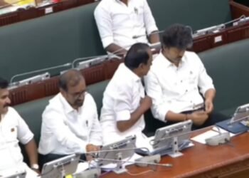 तमिलनाडु के सीएम थलापति विजय ने विधानसभा की पुरानी परंपरा तोड़ी, मंत्रियों की कुर्सी पर जा बैठे