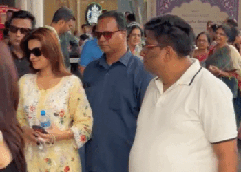 जयपुर पहुंची 'मुन्ना माइकल' की एक्ट्रेस निधी अग्रवाल:एयरपोर्ट पर फैंस के साथ खिंचवाईं तस्वीरें, साउथ सिनेमा में एक्टिव हैं एक्ट्रेस