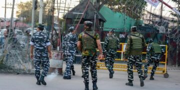 CRPF अफसर ने 2 साथियों की गोली मारकर की हत्या, एक को किया घायल और फिर खुद को किया शूट