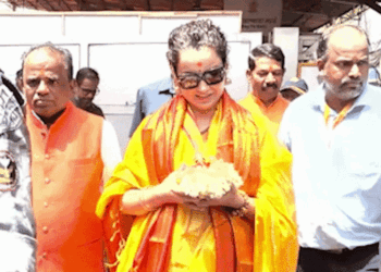 कंगना रनोट सिद्धिविनायक मंदिर पहुंचीं:गणपति बप्पा का आशीर्वाद लिया; मुंबा देवी के भी दर्शन किए, देखें तस्वीरें