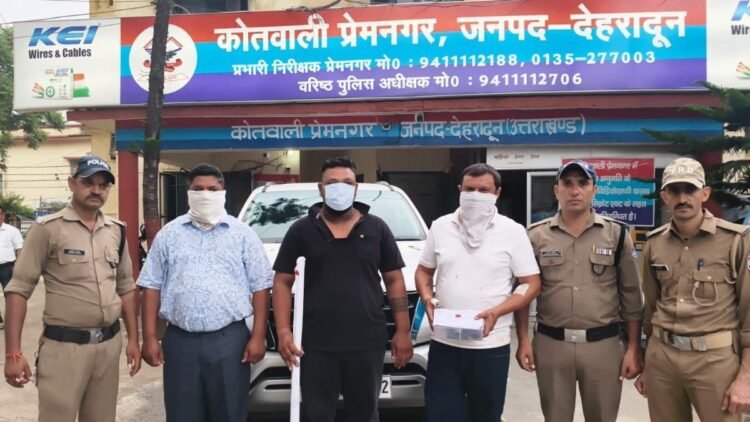 देहरादून में सड़क पर मारपीट और पिस्टल लहराकर धमकाने के मामले में 3 आरोपी गिरफ्तार, हथियार भी बरामद