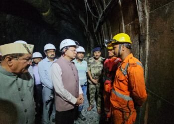 मुख्यमंत्री धामी ने टनल के अंदर जाकर बचाव एवं राहत कार्यों का लिया जायजा, अधिकारियों को दिए आवश्यक निर्देश