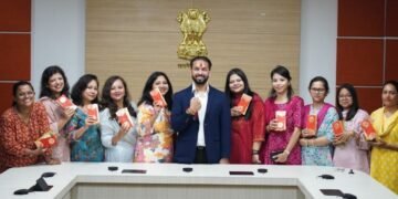 महिला सहकर्मियों से राखी बंधवाकर IAS अश्वनी कुमार ने दिया बड़ा संदेश, बोले- ‘सुरक्षा का मतलब पाबंदी नहीं’