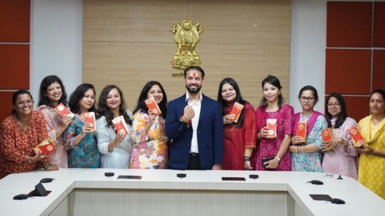 महिला सहकर्मियों से राखी बंधवाकर IAS अश्वनी कुमार ने दिया बड़ा संदेश, बोले- ‘सुरक्षा का मतलब पाबंदी नहीं’