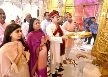 पर्यूषण से पहले परिवार संग महुडी पहुंचे गौतम अडानी, जैन मंदिर में की पूजा-अर्चना