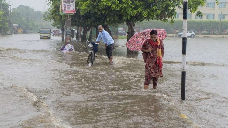 15 राज्यों में आज मूसलाधार बारिश और तूफान का अलर्ट, आपके इलाके में कैसा रहे मौसम? पढ़ें IMD का ताजा अपडेट