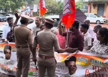 वीर सावरकर की तारीफ करने पर शिक्षक को कर दिया सस्पेंड, BJP नेताओं ने शुरू किया विरोध प्रदर्शन