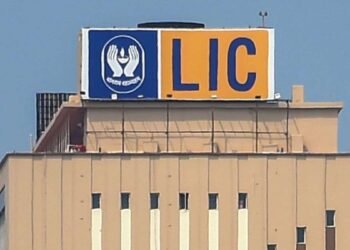 LIC OFS को पहले दिन मिला 331.86% सब्सक्रिप्शन, 7.86 प्रतिशत की गिरावट के साथ बंद हुए शेयर