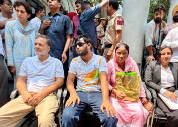 संसद मार्ग थाने के बाहर धरने पर बैठे राहुल गांधी, पैलेट गन पीड़ित भी साथ, साहिल लोचब का आरोप- FIR दर्ज नहीं हो रही
