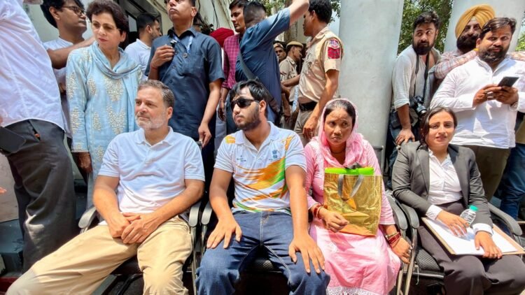 संसद मार्ग थाने के बाहर धरने पर बैठे राहुल गांधी, पैलेट गन पीड़ित भी साथ, साहिल लोचब का आरोप- FIR दर्ज नहीं हो रही