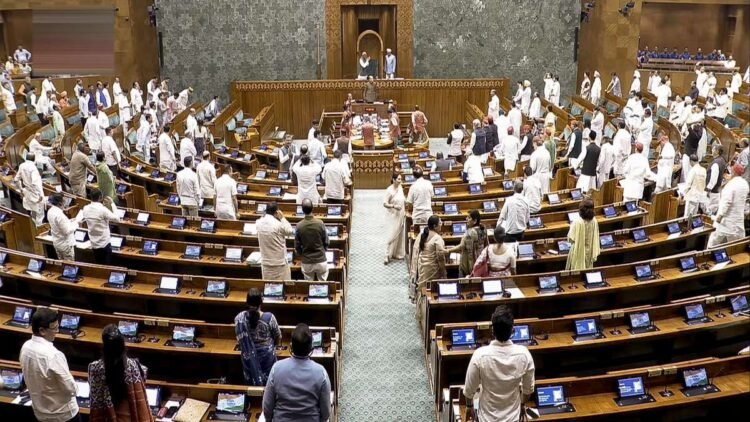 LIVE: संसद के मानसून सत्र का आज आखिरी दिन, अमित शाह का चैलेंज मानेंगे राहुल गांधी?
