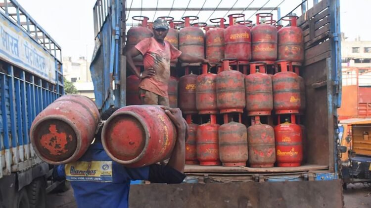 1 सितंबर से बदलने जा रहे हैं LPG से लेकर e-KYC तक के नियम, जानें आप पर क्या पड़ेगा असर