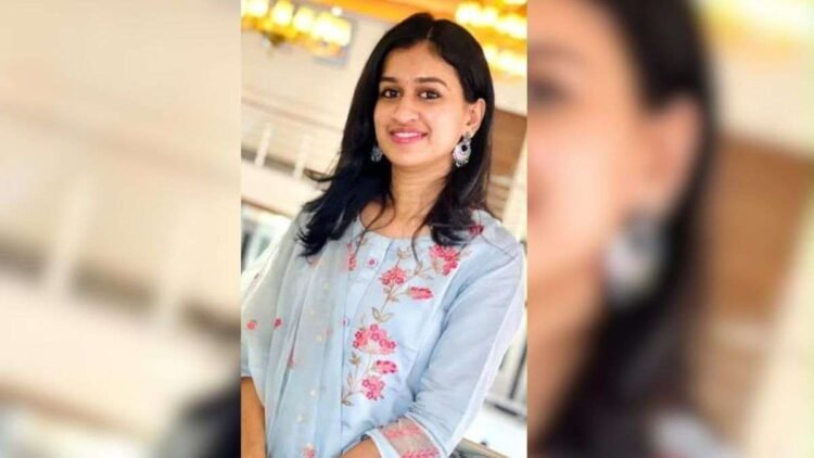 बाइक से गिरी, गर्दन के ऊपर से गुजरी गाड़ी; बेंगलुरु में गड्ढे से बचने की कोशिश में EPFO कर्मचारी मेधा की मौत