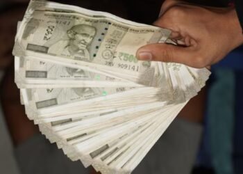 वरिष्ठ नागरिकों को FD पर मिल रहा 8.50% तक का बंपर ब्याज, जानें कितने समय के लिए जमा करने होंगे पैसे