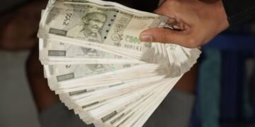 वरिष्ठ नागरिकों को FD पर मिल रहा 8.50% तक का बंपर ब्याज, जानें कितने समय के लिए जमा करने होंगे पैसे