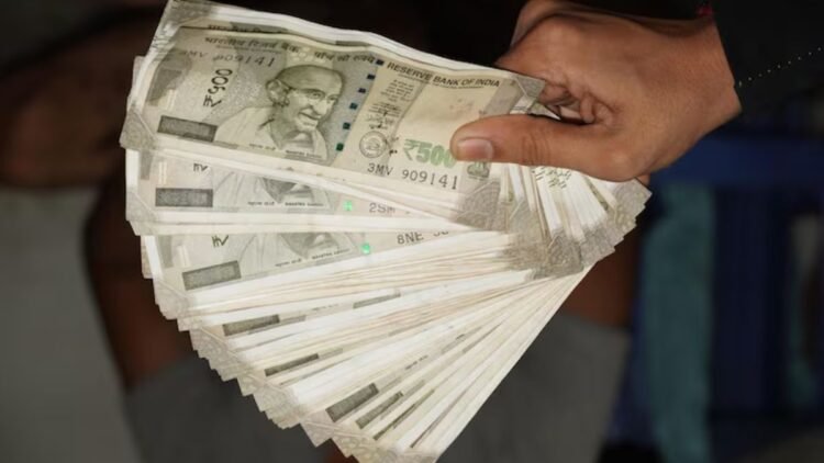 वरिष्ठ नागरिकों को FD पर मिल रहा 8.50% तक का बंपर ब्याज, जानें कितने समय के लिए जमा करने होंगे पैसे