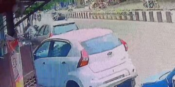पूजा कर रही थी महिला, पीछे से आए लुटेरे और सोने की चेन झपटकर हो गए फरार, देखें Video