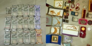 रिश्वत लेते रंगे हाथ पकड़ा गया जिला श्रम अधिकारी, छापेमारी हुई तो निकले नोटों के बंडल और गहनों के ढ़ेर, देखें Video