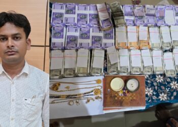 रिश्वत लेते रंगे हाथ पकड़े गए RTO कार्यालय के ट्रैफिक इंस्पेक्टर, छापेमारी में घर से निकले नोटों के बंडल