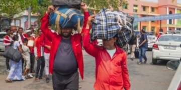 रंगे हाथ पकड़े गए दोगुना किराया वसूल रहे कुली, रेलवे ने तत्काल प्रभाव से ड्यूटी से हटाया