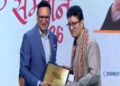 रजत शर्मा ने प्रसून जोशी को हिंदी रत्न से किया सम्मानित, बोले- उन्होंने बढ़ाया है हिंदी का गौरव