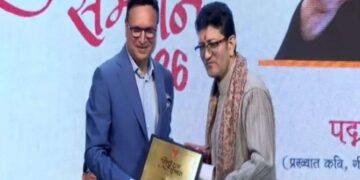 रजत शर्मा ने प्रसून जोशी को हिंदी रत्न से किया सम्मानित, बोले- उन्होंने बढ़ाया है हिंदी का गौरव