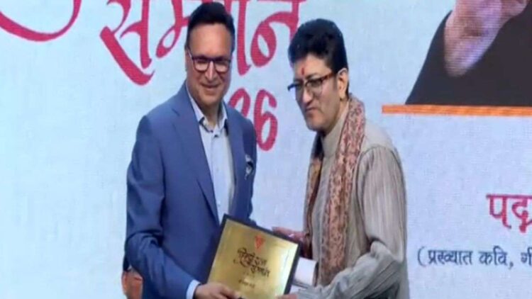 रजत शर्मा ने प्रसून जोशी को हिंदी रत्न से किया सम्मानित, बोले- उन्होंने बढ़ाया है हिंदी का गौरव