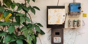 भारी भरकम बिजली बिल से अब मिलेगा छुटकारा, अपनाएं ये Electricity Bill Saving Tips और बजट को रखें मेंटेन