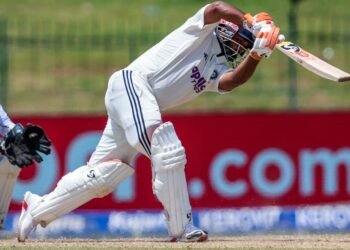 चोट के बावजूद Rishabh Pant का जलवा, MS Dhoni का Record तोड़ विदेशी Test में लिखा नया अध्याय