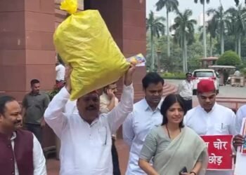 “राम मंदिर भेजा तो हो जाएगी चोरी”, बोरी में चंदे की रकम लेकर संसद पहुंचे SP के सांसद, जुटाए 1.57 लाख