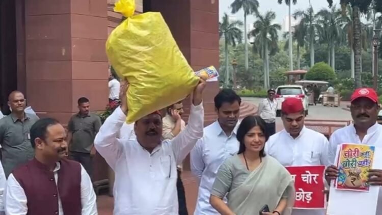 “राम मंदिर भेजा तो हो जाएगी चोरी”, बोरी में चंदे की रकम लेकर संसद पहुंचे SP के सांसद, जुटाए 1.57 लाख