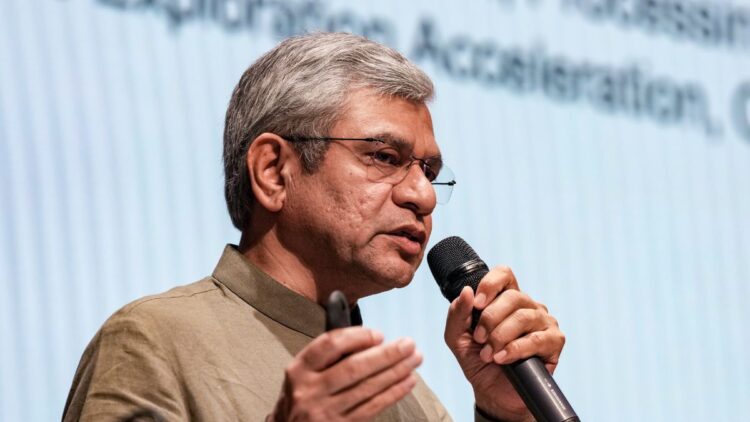रेलवे के पांच बड़े अफसरों की नौकरी से छुट्टी, लापरवाही बरतने पर जबरन VRS दिया गया