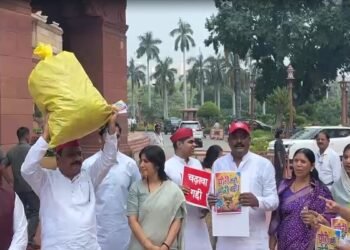 संसद में चंदे की बोरी लेकर पहुंची सपा, अब तक इकट्ठा हुए ₹1 लाख 57 हजार; CP के हनुमान मंदिर में होंगे जमा