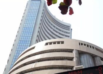 18 August 2026 Stock Market Updates: शेयर बाजार में तेज गिरावट, सेंसेक्स 250 अंक तो निफ्टी 70 अंक लुढ़का; IT शेयर में भारी बिकवाली