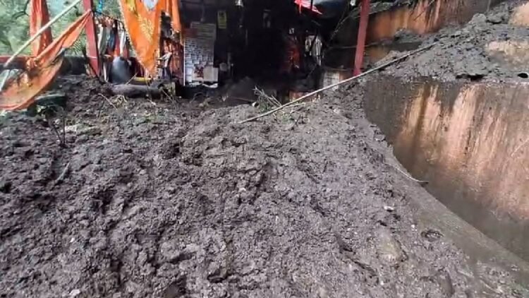 चमोली में मशहूर कल्पेश्वर महादेव मंदिर के पास लैंडस्लाइड, परिसर में भारी मात्रा में पहुंचा मलबा