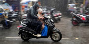यूपी-बिहार समेत कई राज्यों में आंधी के साथ भारी बारिश का अनुमान, दिल्ली-NCR का मौसम भी हुआ सुहावना