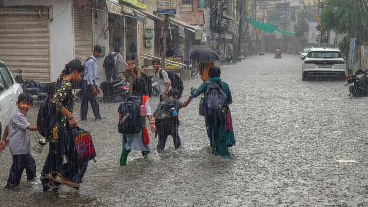 यूपी-उत्तराखंड समेत कई राज्यों में भारी बारिश का ऑरेंज अलर्ट, बिहार-झारखंड में आंधी-तूफान का भी अनुमान