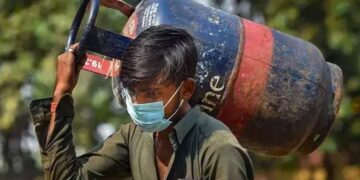 कमर्शियल सिलेंडर के दाम में बड़ी कटौती, घरेलू सिलेंडर के दामों कोई बदलाव नहीं, जानें क्या हैं नए रेट