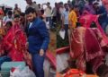 बाढ़ के बीच निकली अनोखी बारात, दुल्हन के घर नाव से पहुंचा दूल्हा; देखें VIDEO