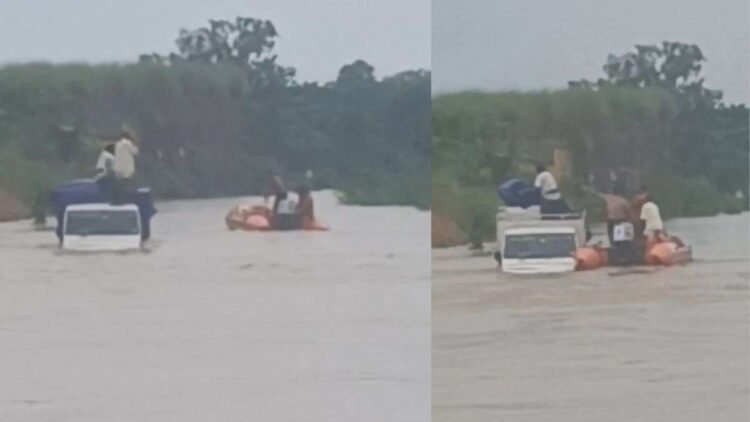 बाढ़ के पानी में बह गया पिकअप, बीच में फंसे रहे ड्राइवर और हेल्पर; 3 घंटे तक रेस्क्यू के बाद बचाई गई जान