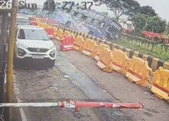 टोल प्लाजा पर लेन बदलते समय हुआ हादसा, डिवाइडर से टकराई बस, कई यात्री घायल; CCTV फुटेज आया सामने