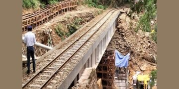 कालका-शिमला रेलवे रूट पर पटरी के नीचे लैंडस्लाइड, 10 ट्रेनें कैंसिल; 400 से अधिक यात्रियों को किया गया रेस्क्यू