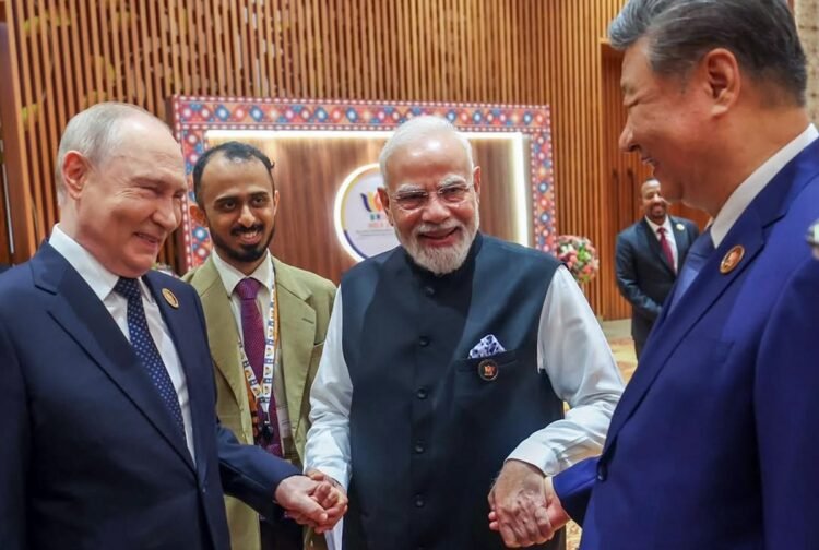 BRICS की इस तस्वीर में दिखा नया वर्ल्ड ऑर्डर! मोदी, पुतिन और शी जिनपिंग की केमिस्ट्री ने खींचा ध्यान
