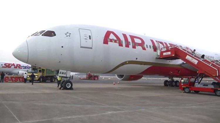 गांजा पीकर विमान उड़ा रहा था पायलट, Air India ने नौकरी से निकाला; 300 फीट नीचे आई थी फुकेट-दिल्ली फ्लाइट