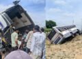 andhra pradesh road accident: हाईवे पर अचानक पलटी बस, 20 यात्री घायल, टायर फटने से हुई दुर्घटना CCTV में कैद