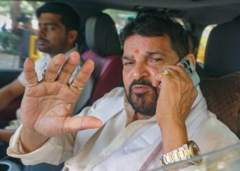 बृजभूषण शरण सिंह की बढ़ीं मुश्किलें, बरी किए जाने के फैसले को महिला पहलवानों ने दी चुनौती, सेशन कोर्ट का नोटिस