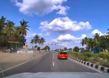हाईवे पर आगे चल रही कार को पीछे से मारी भीषण टक्कर, हादसे का डरावना VIDEO आया सामने; 1 महिला की मौत, 4 घायल