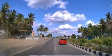 हाईवे पर आगे चल रही कार को पीछे से मारी भीषण टक्कर, हादसे का डरावना VIDEO आया सामने; 1 महिला की मौत, 4 घायल